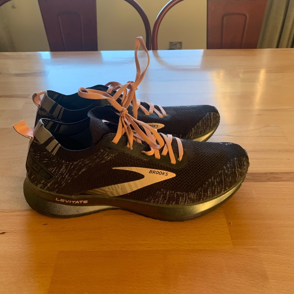 Brooks Levitate black and dusty pink size 9.5